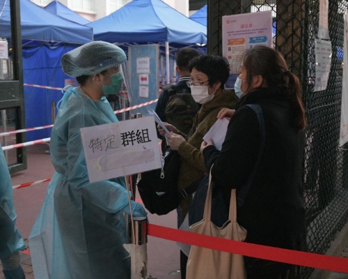市民排隊進行檢測。