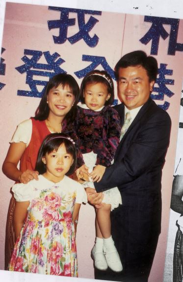 一家四口移民夏威夷後,高志森做太空人,跟太太感情轉差。