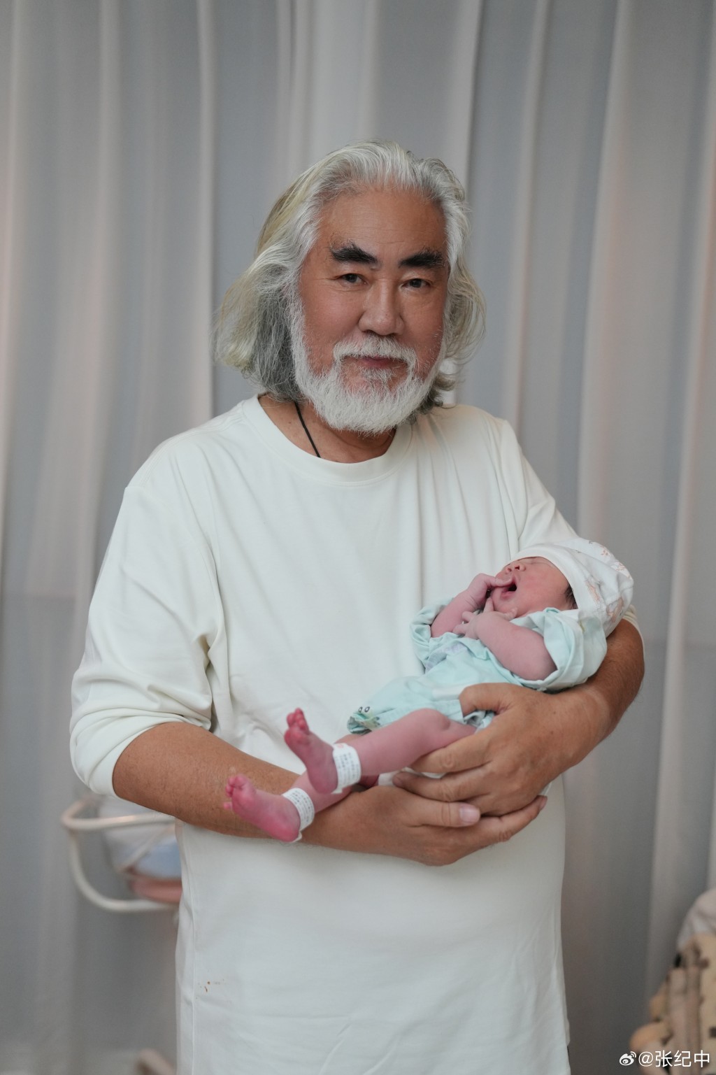 74歲的張紀中與43歲妻子杜星霖，去年誕下幼女。微博