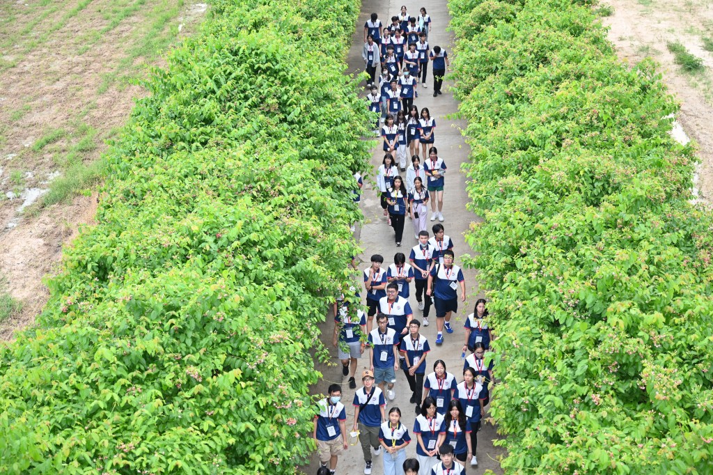 首次有香港少年警讯的会员们在海南文昌航天发射场控制中心近距离目睹「长征七号」火箭点火发射。