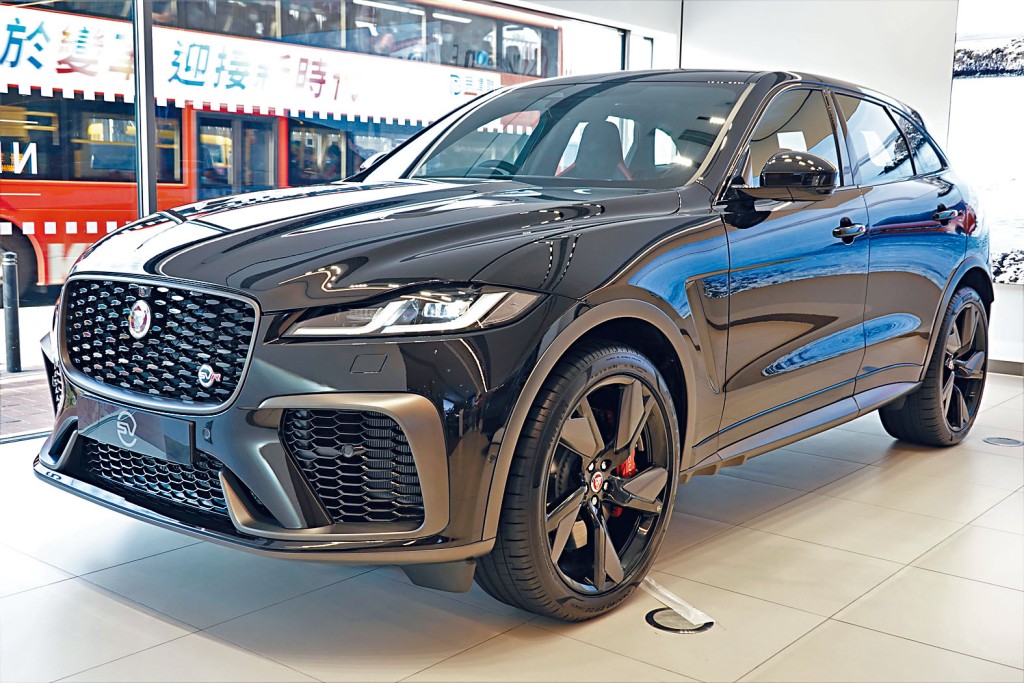 F-Pace SVR改良版暂时全港只此一辆，于铜锣湾专店公开展出，售价为$1,698,000起。
　　
