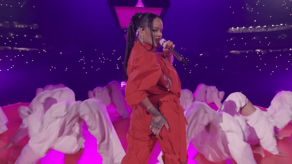 其實是模仿樂壇天后Rihanna的表演。