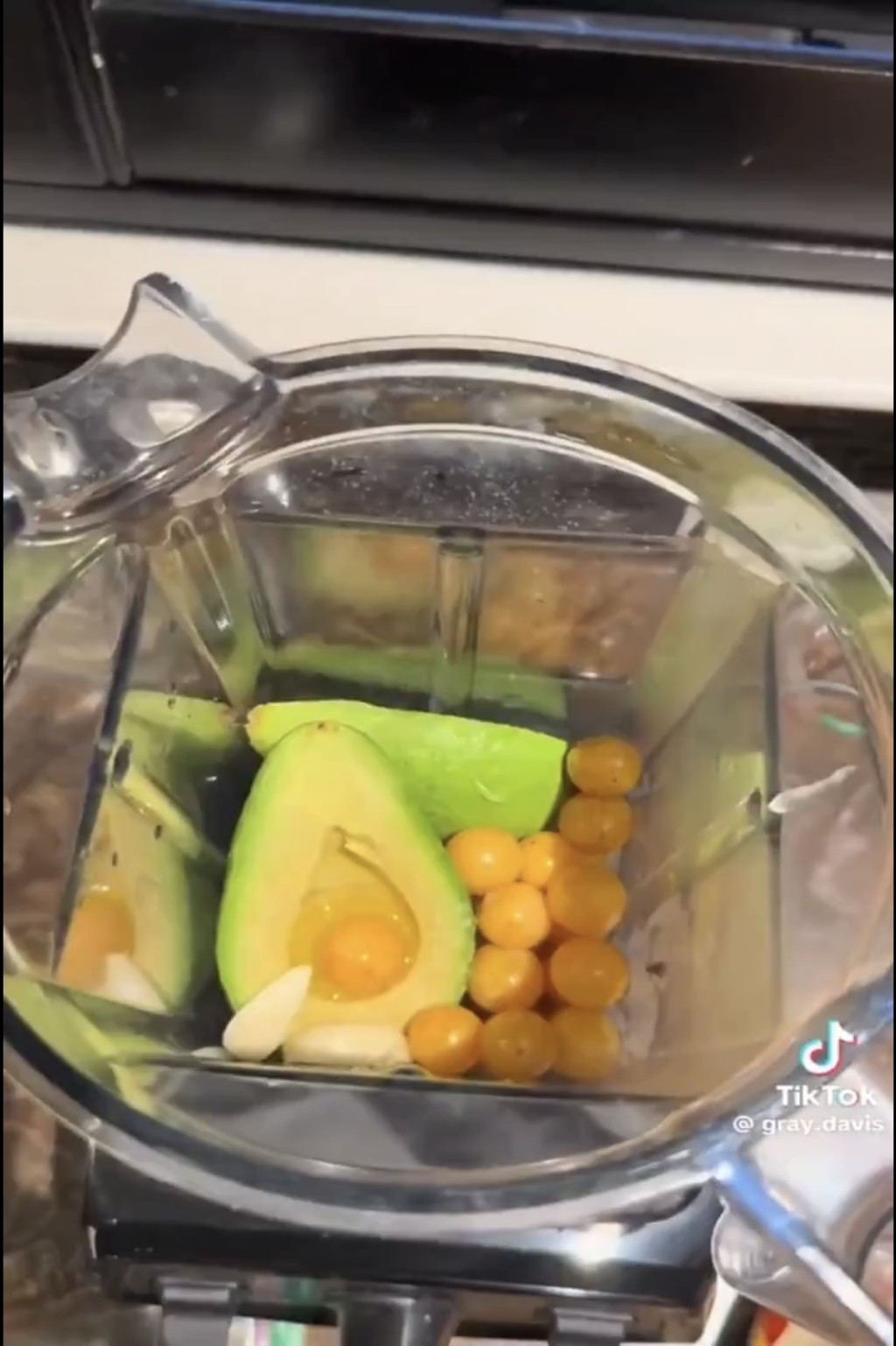 蛋的部份与牛油果等打成沾酱。  TikTok@gray.davis