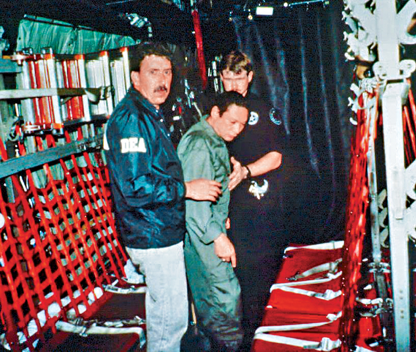 美国缉毒局人员1990年在巴拿马押走强人诺列加。