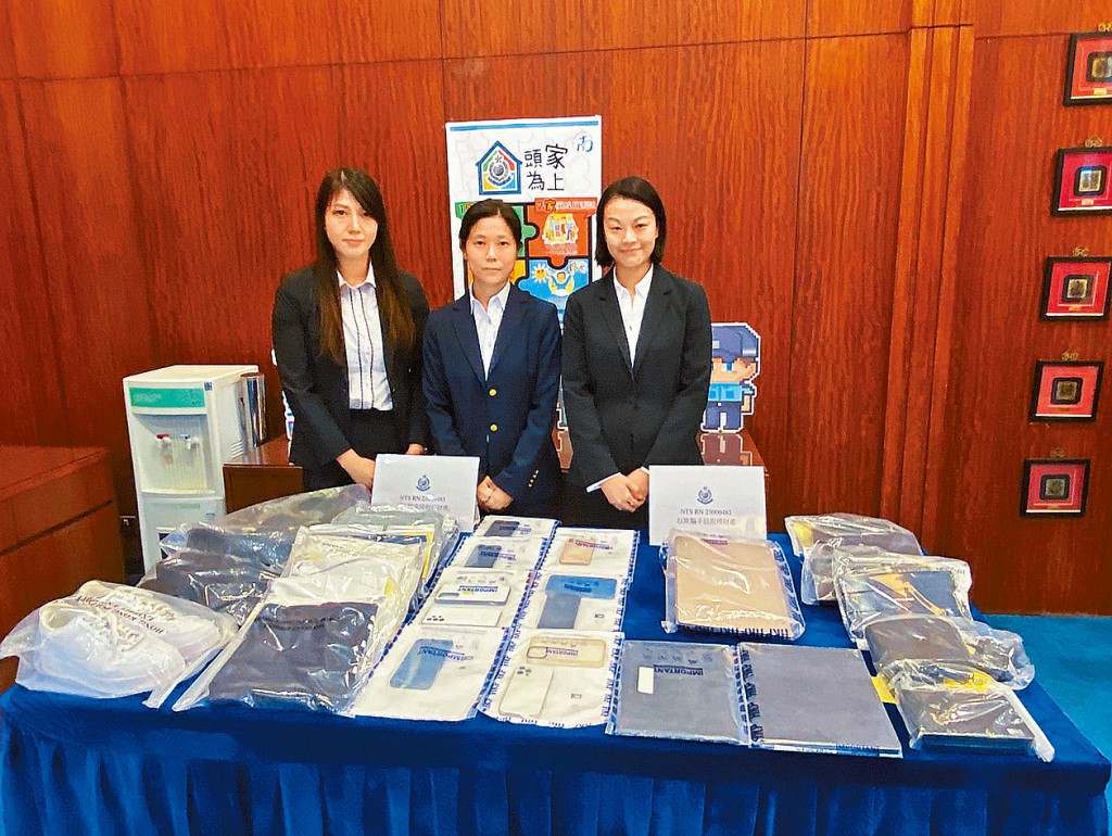 新界南重案組高級督察王婉貞（左）展示檢獲證據。