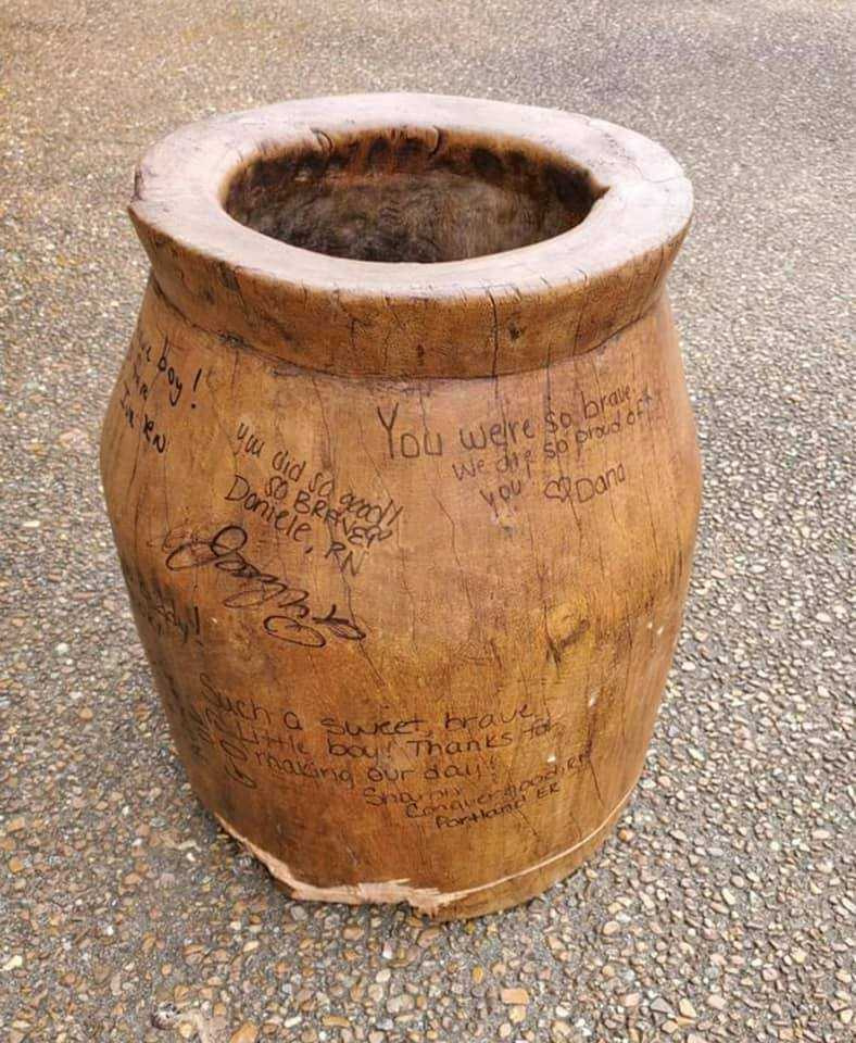 消防人员事后在木桶上签名留念。网图