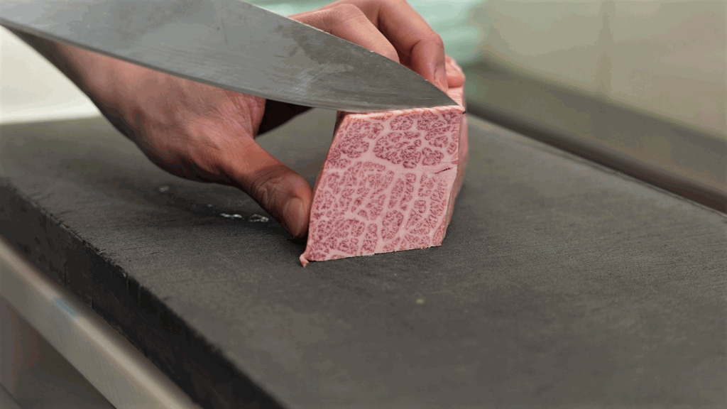 選用冰鮮肉外，更是由人手切割，肉紋、脂肪分佈等等更均勻。
