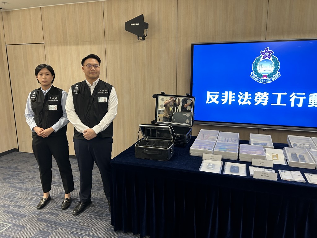 入境處特遣隊副指揮官秦旭東(右)講述案件。林思明攝 入境處特遣隊副指揮官秦旭東(右)講述案件。林思明攝