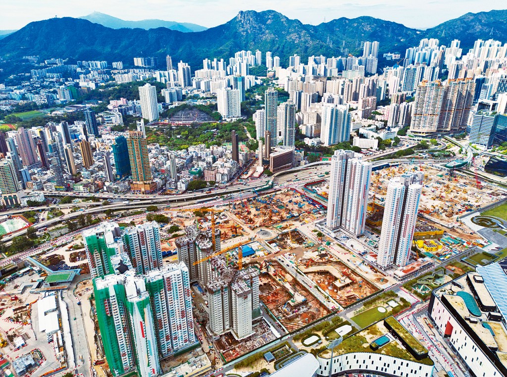 近年賣地收入大減,財政司司長陳茂波指改善公共財政的策略以節流為主,首要管控經常開支增幅,其次是將工務工程按緩急輕重排序,調整推行時間。