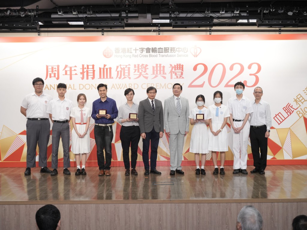 医管局主席范鸿龄(右五)颁发「卓越夥伴大奖—学界夥伴（中学）」予几间中学代表。政府新闻处图片
