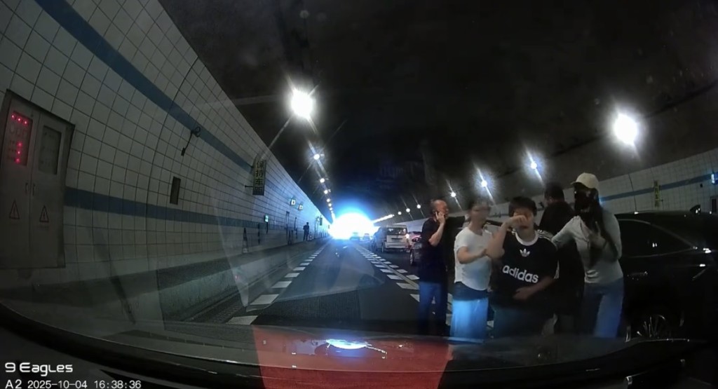 10歲男孩為救車內昏迷的母親，跪地攔車求救。抖音@不是妞妞的妞兒