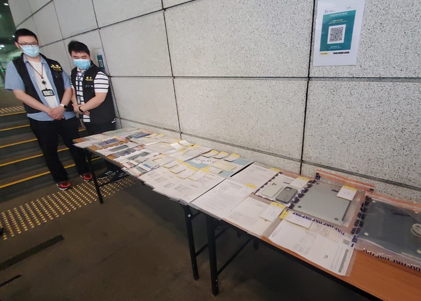 警方展示檢獲的文件等證物。