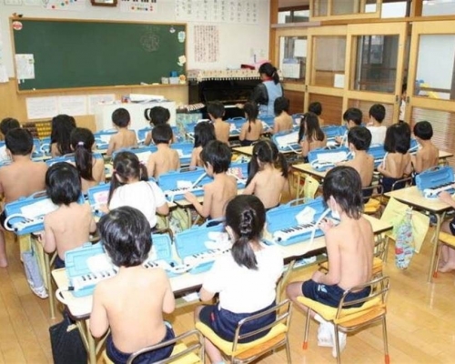 學生只要進入幼稚園後必須赤裸上身。網圖