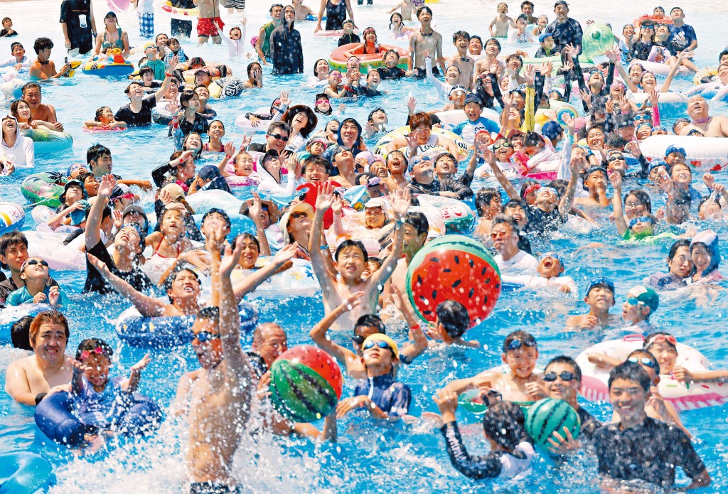 東京連續七天猛暑,著名水上樂園讀賣樂園周五人頭湧湧。
