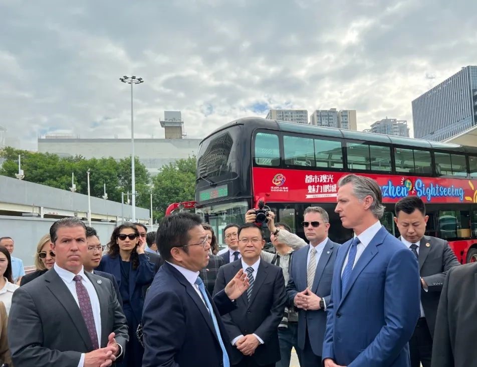 纽森较早前在深圳参观当地电动巴士营运。影片截图