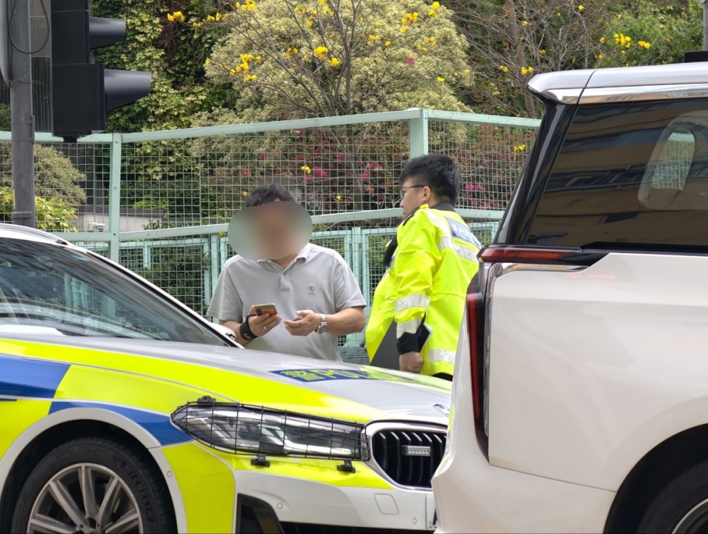 私家車男司機在場協查。