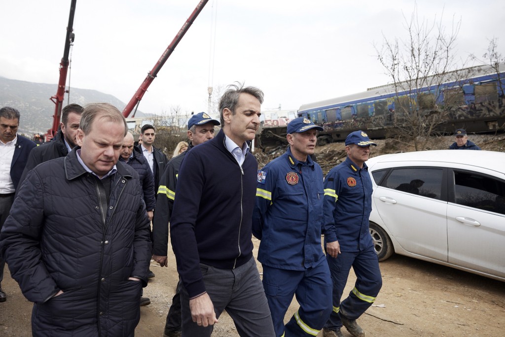 希臘交通部長卡拉曼利斯（Kostas Karamanlis，左一）就列車相撞事故宣布辭職。 美聯社