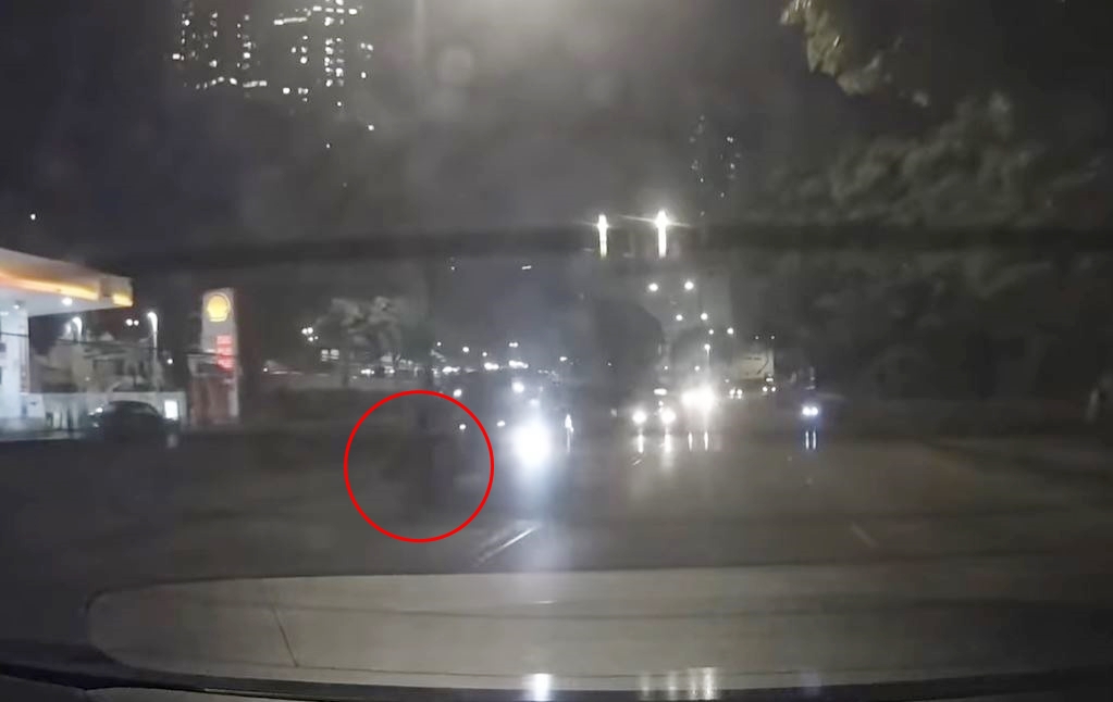 少年被车撞倒。fb车cam L（香港群组）影片截图