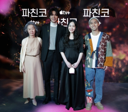 尹汝貞（左一）與李敏鎬日前出席《彈珠人生》在美國舉行的全球首播禮。