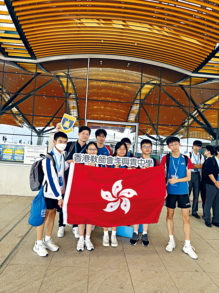 STEAM教育主任黃廷峰老師(左二)帶領LHK創科團隊代表香港出戰2025年粵港澳學生信息科技創新大賽。 STEAM教育主任黃廷峰老師(左二)帶領LHK創科團隊代表香港出戰2025年粵港澳學生信息科技創新大賽。