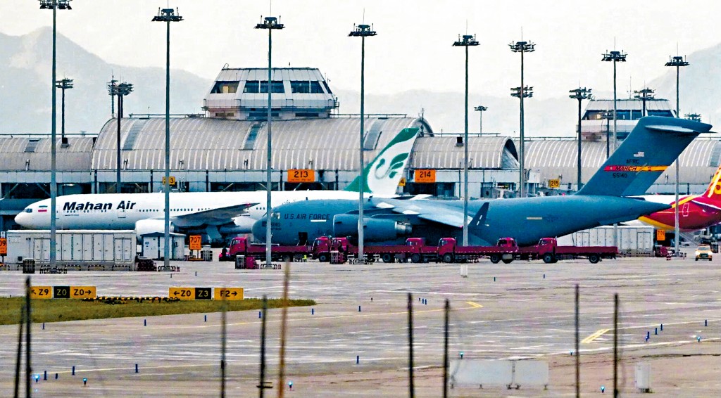 美軍運輸機停泊北京首都機場，意外同白色的伊朗馬漢航空客機同框。