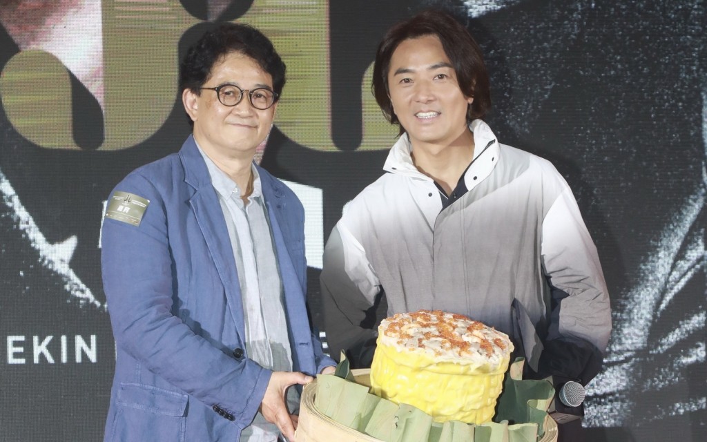 主办单位向伊健送上「巨型烧卖」，取其谐音预祝演唱会门票「大卖」。