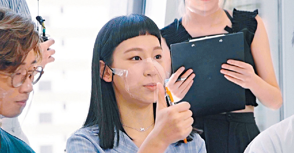 ■炎明熹升呢做師姐，為參賽者打氣。
