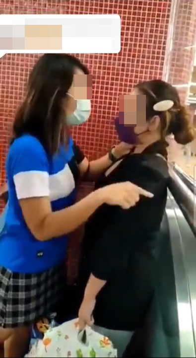 叉頸喪罵,旁若無人。