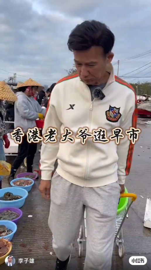 李子雄前日（24日）在小紅書發帖，分享到陵水的新村碼頭講價買海鮮。