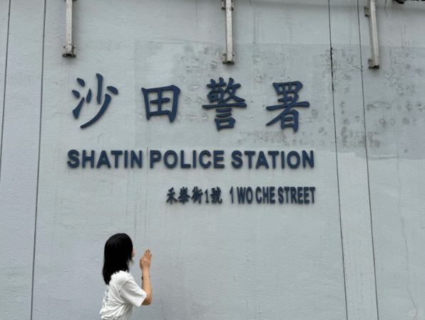 女遊客在沙田警署取回卡包，並指卡包內的每一件物品，包括紙幣，都原封不動，並被單獨用物證膠袋妥善封存。小紅書截圖