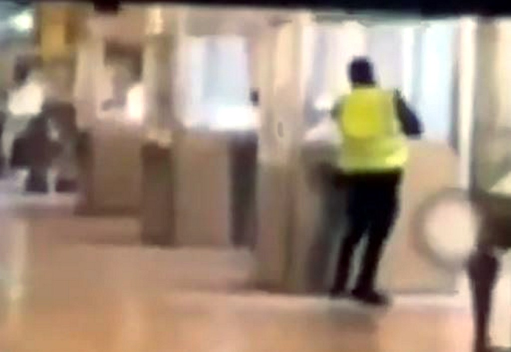 影片截圖顯示,羅浮宮竊賊正在破壞展櫃。 路透社  影片截圖顯示,羅浮宮竊賊正在破壞展櫃。 路透社