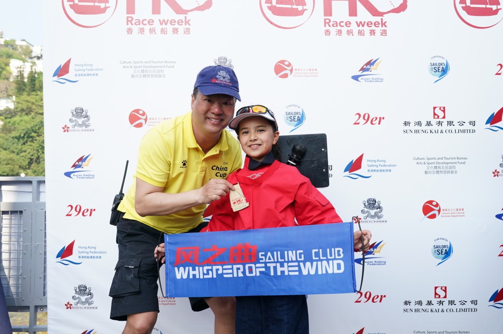 樂天型帆船初階組冠軍為中國香港代表王芊愛(右)。 公關圖片
