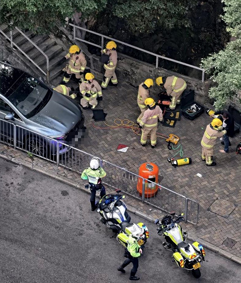 消防員將被困車底老婦救出。網圖 消防員將被困車底老婦救出。網圖