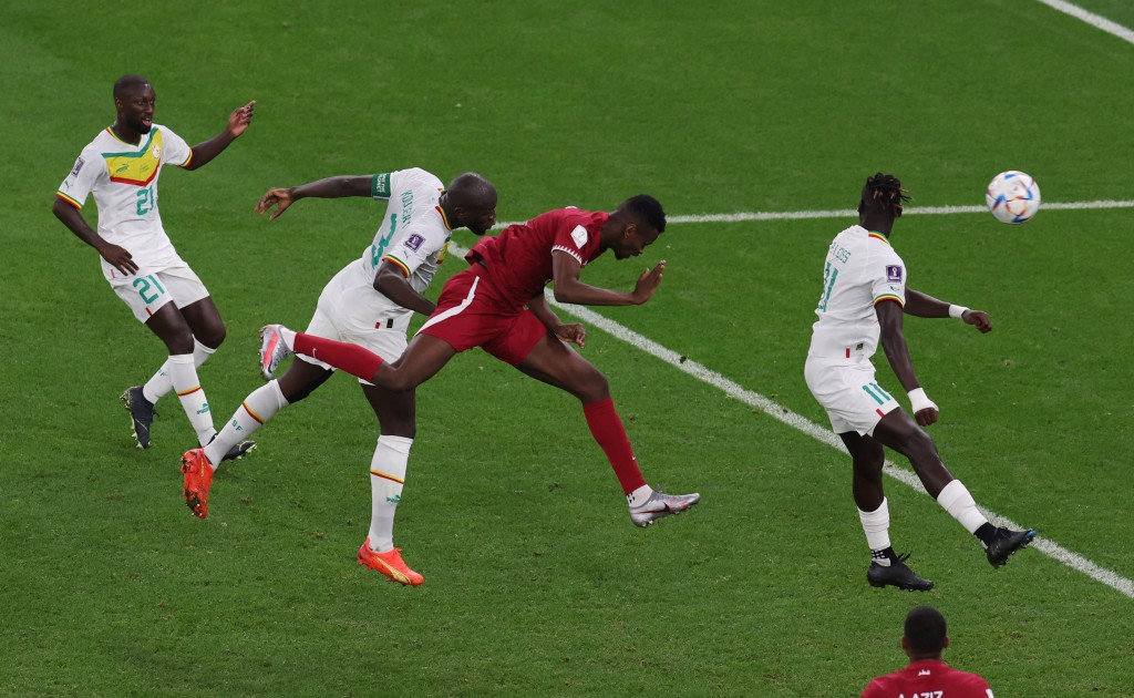 前锋穆罕默德蒙达利(红衫)接应右路传中门前头槌破网为卡塔尔追成1:2。REUTERS