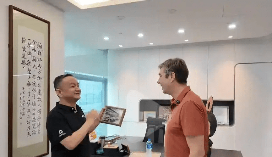 彭军介绍其第一次在公开道路上自动驾驶上路载客的车。