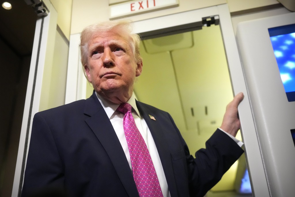 特朗普疑發晦氣地向相關國家提出兩項「建議」，一是向美國購買石油，二是「拿出勇氣闖入海峽，直接去搶奪」。美聯社