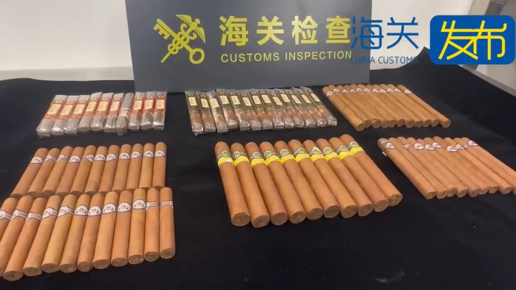 關員搜出77支雪茄。海關發布