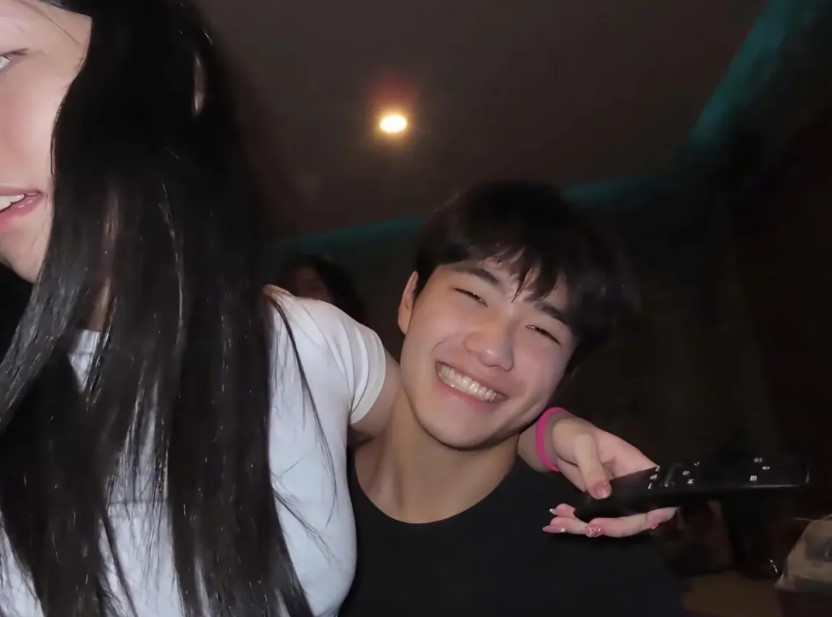 曹三豐(右)的女友披頭散髮,被指撞樣貞子。 曹三豐(右)的女友披頭散髮,被指撞樣貞子。