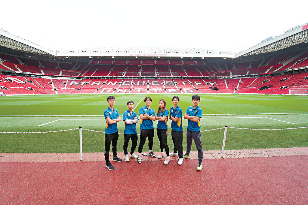 ■第八屆「賽馬會青少年足球領袖計劃」的六位優秀學員獲馬會保送前赴英國曼徹斯特交流，參加義工訓練及組織社區足球服務，學以致用。