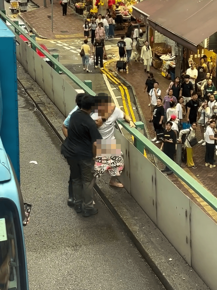 疑犯在天橋邊緣反抗，險象環生。FB：車Cam L（香港群組）