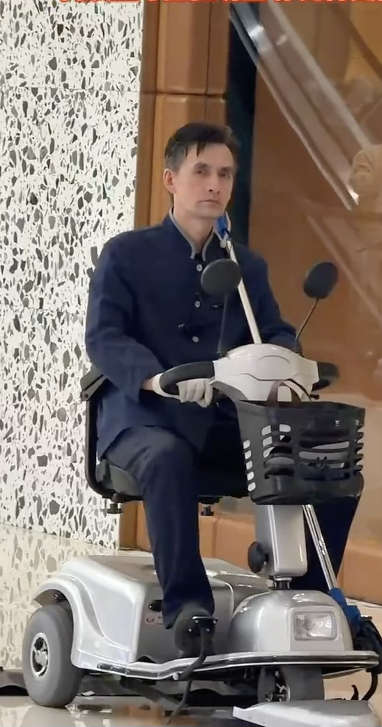 该名保洁被指与演员胡歌相似。指尖新闻