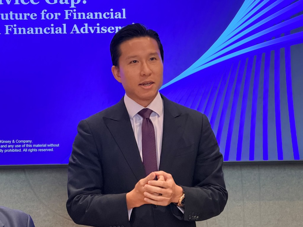 石煒麟表示,理財顧問若能有效應用AI可減少三成工作時間。 石煒麟表示,理財顧問若能有效應用AI可減少三成工作時間。