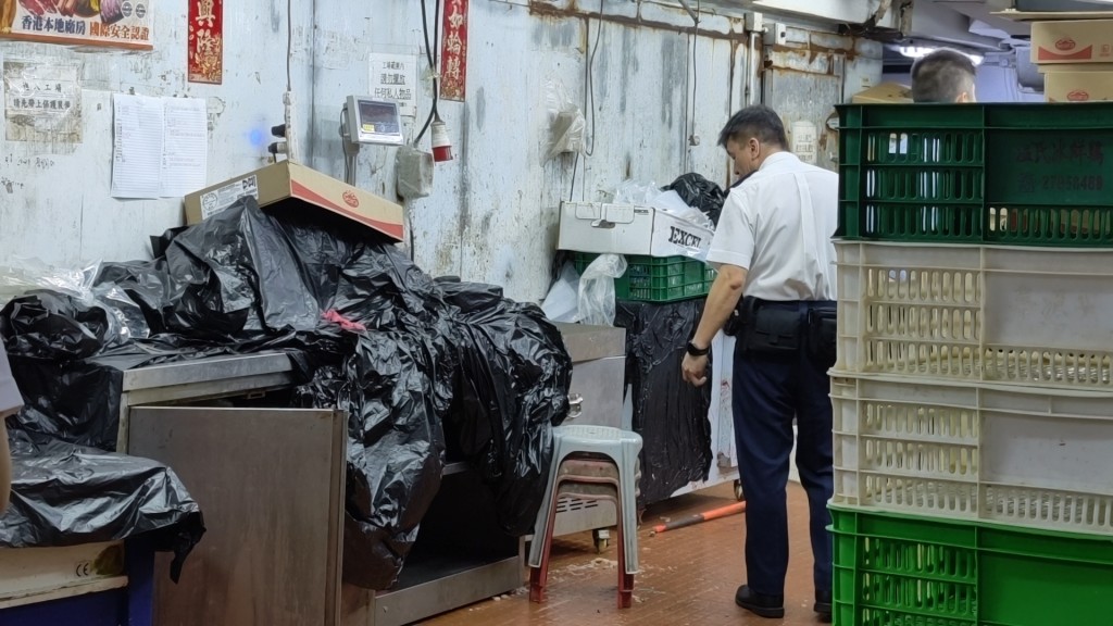 一名男工人清洗碎肉機時被夾傷手。黃文威攝 一名男工人清洗碎肉機時被夾傷手。黃文威攝