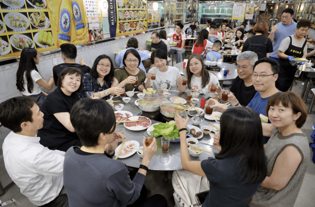 香港足球盛會圓滿結束 《星島》野生捕獲羅淑佩九龍城打邊爐慶功