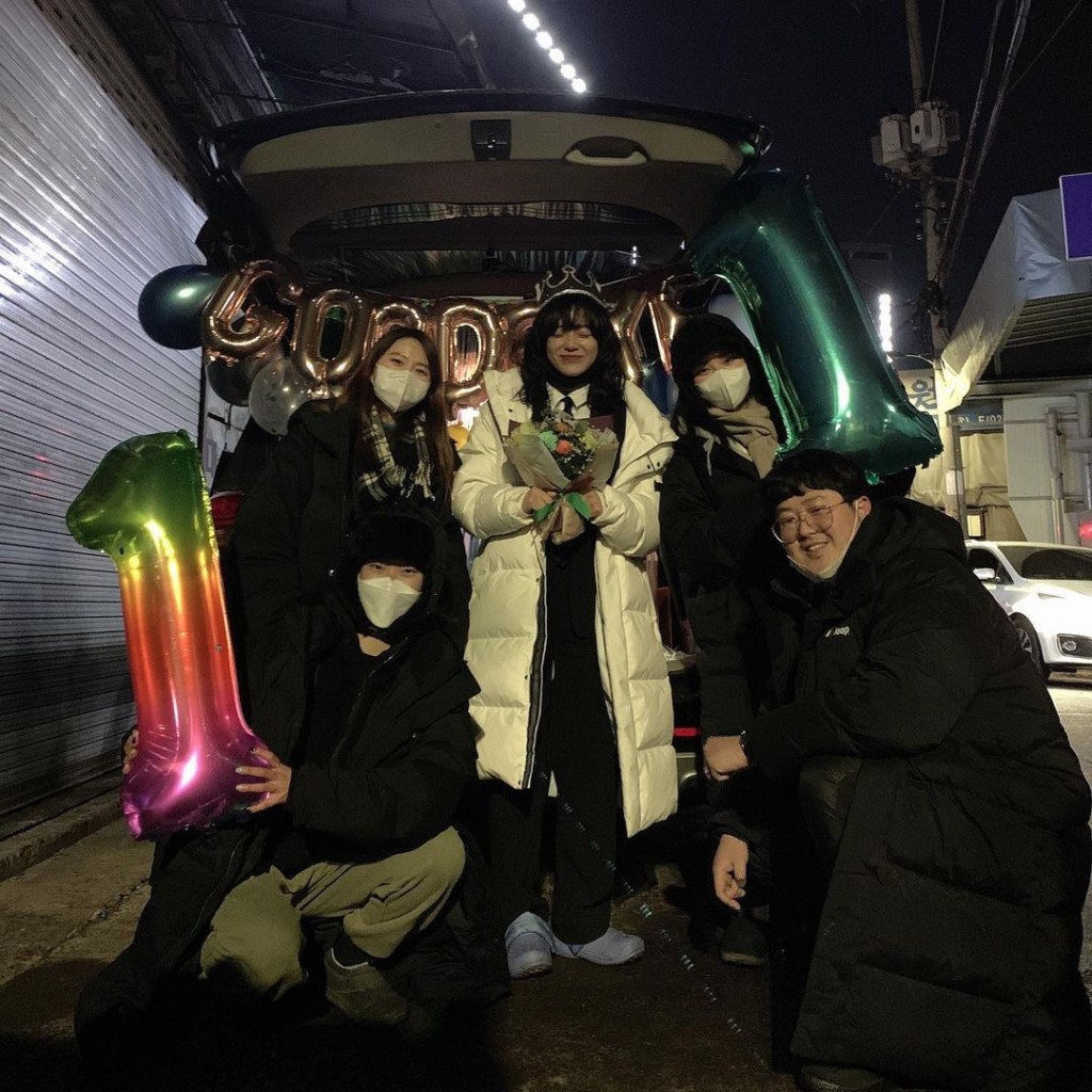 金世正收到花束作禮物。