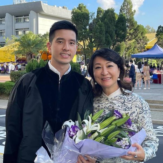 蒋丽萍曾分享儿子在中文大学法律系毕业的照片。