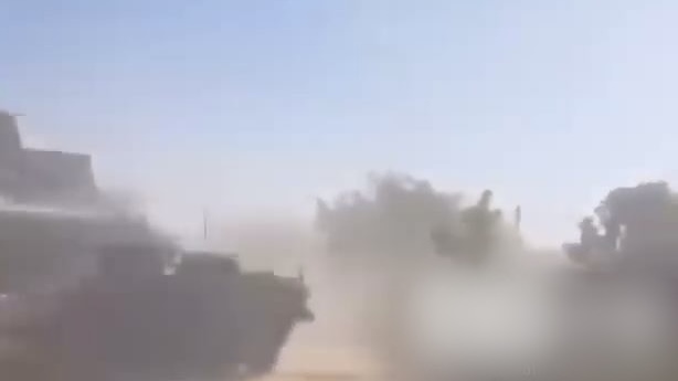  泰軍裝甲車輛在柬埔寨境內卜迭棉芷省百佔村地區道路上行進。 柬中時報