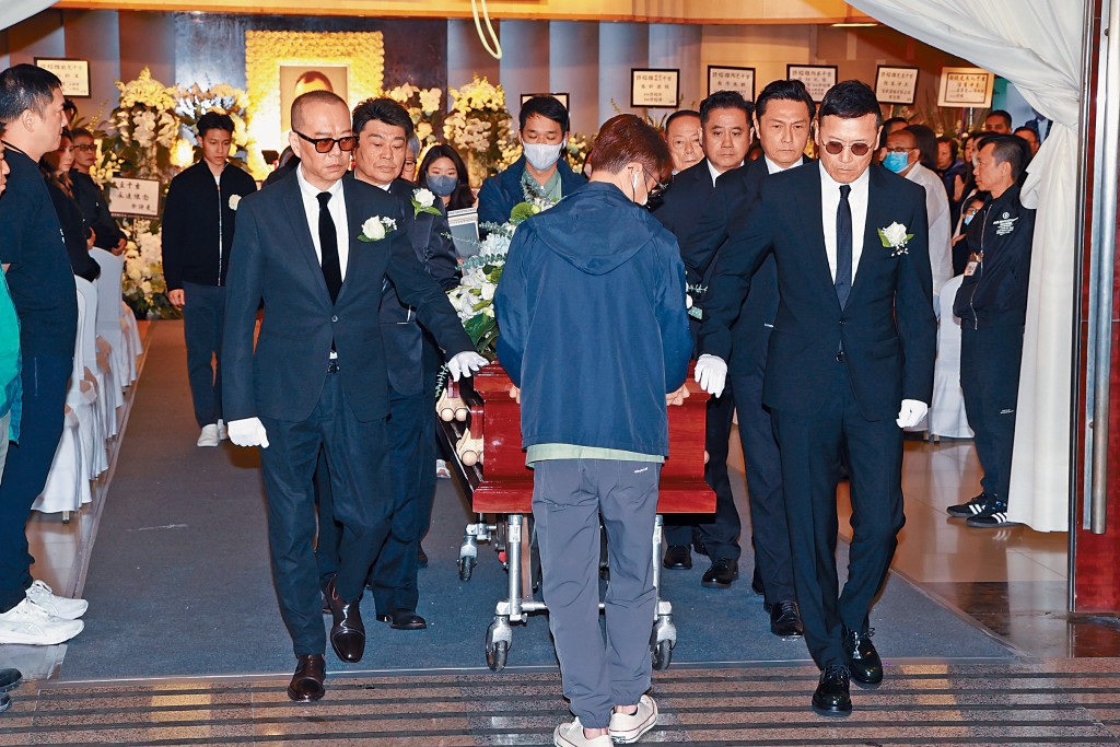 苗侨伟、欧阳震华、杜燕歌、罗乐林、关礼杰、麦长青、曾伟明以及阮兆祥为许绍雄扶灵。