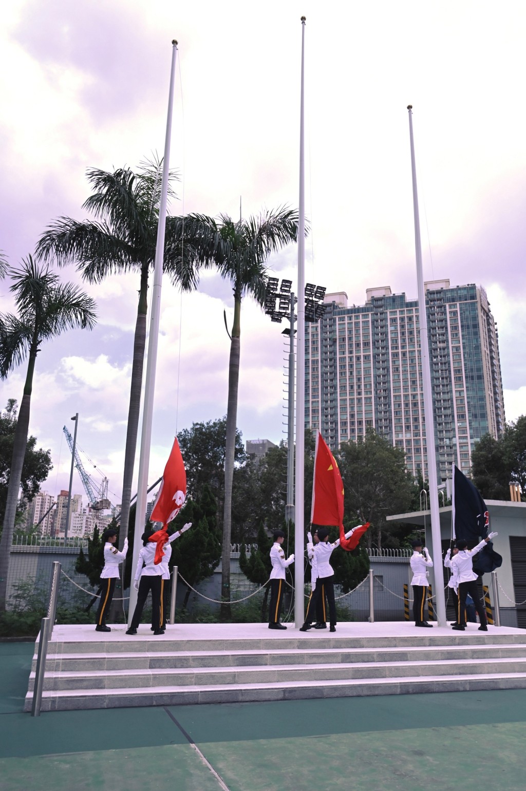 少年团仪仗队进行升旗仪式。政府新闻处图片