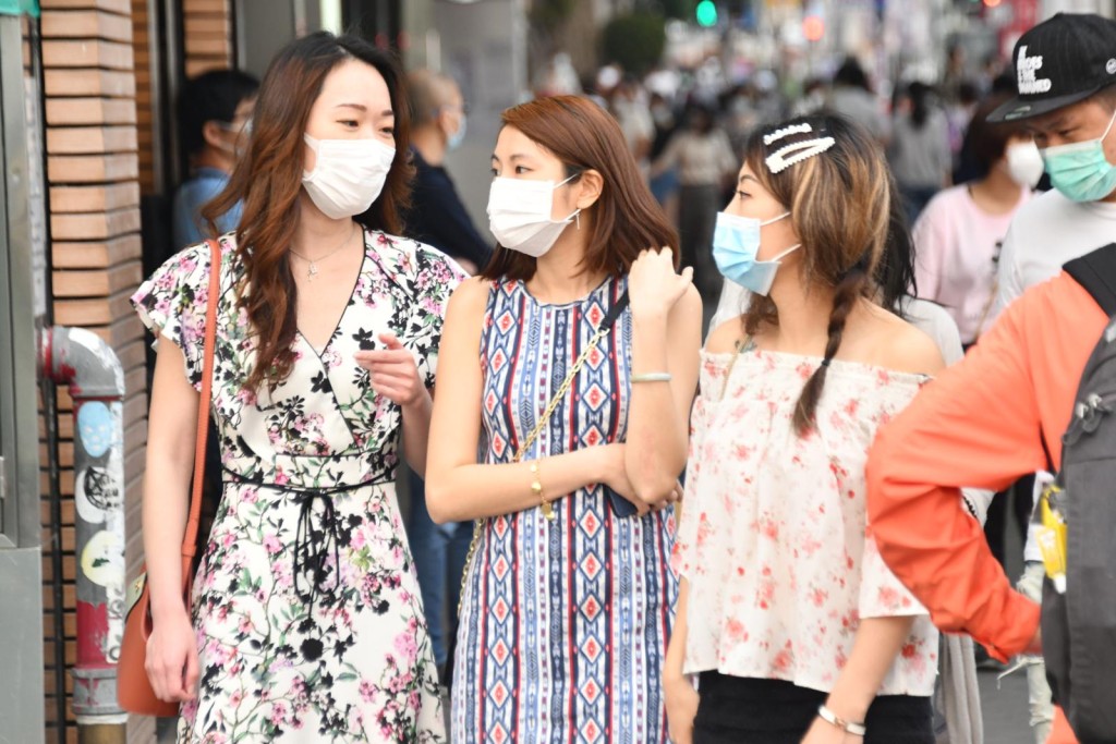 市民外出佩戴口罩。